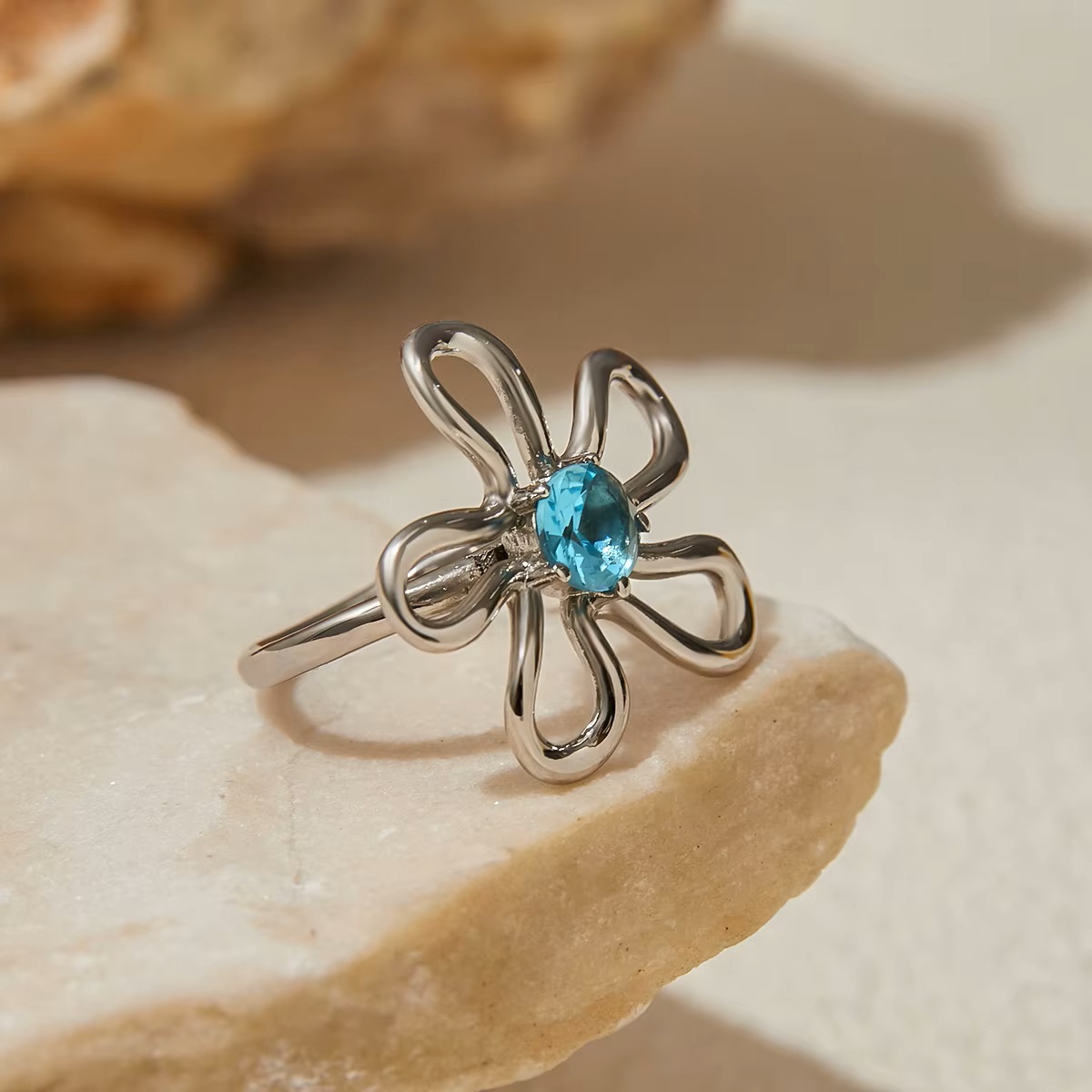 ELENYS Azure Bloom – stříbrný prsten se světle modrým kamenem, kombinace s pozlaceným modelem ELENYS Bloom